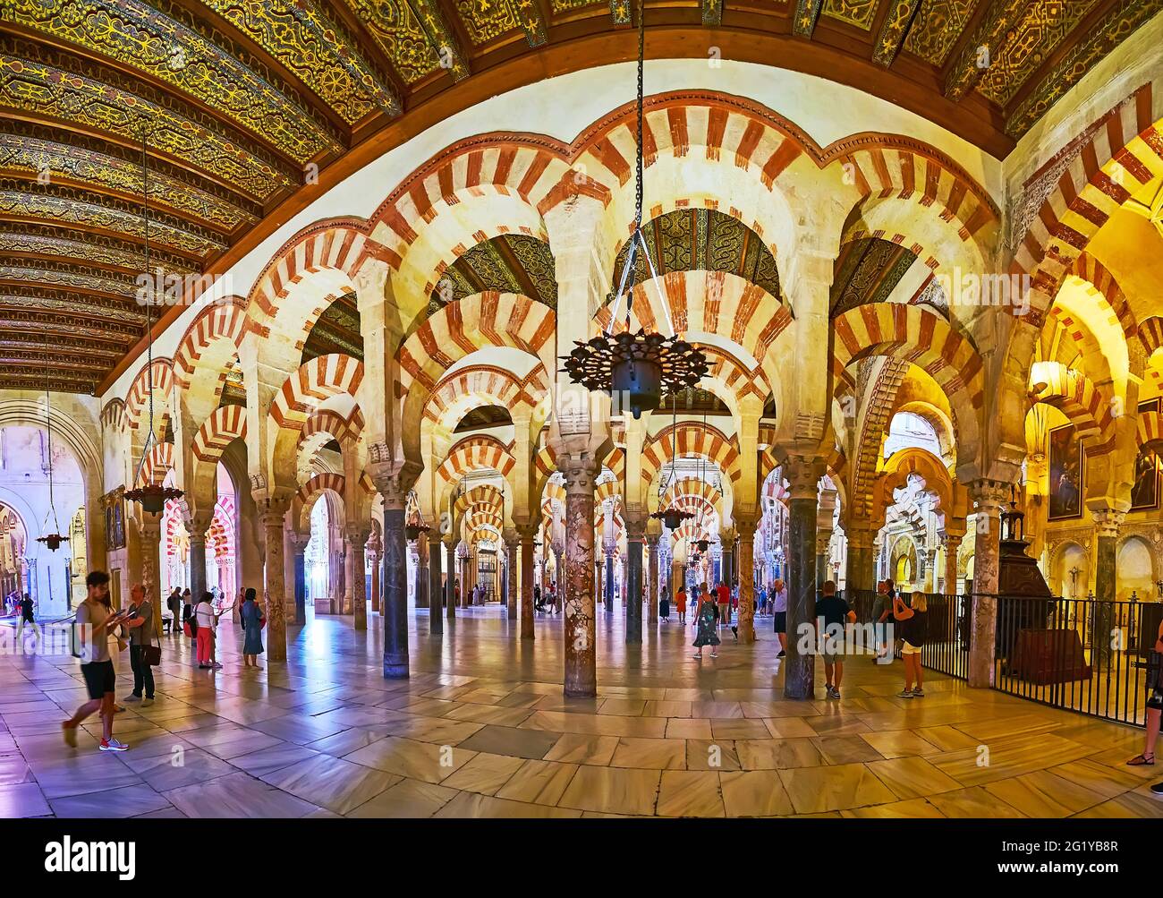 CORDOBA, SPANIEN - SEP 30, 2019: Die maurische Hypostyle-Halle von Mezquita mit Doppelbögen, Steinsäulen und kunstvoll bemalten Holzdecken, am 30. September i Stockfoto