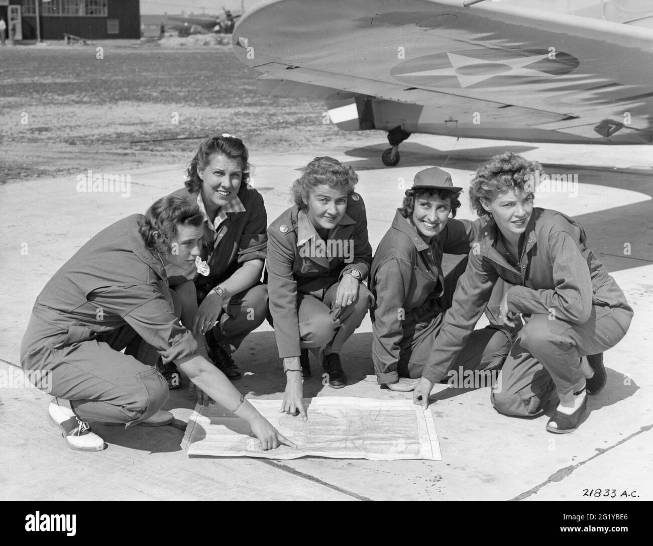 Gruppe von WAFS-Piloten (Women's Auxiliary Ferrying Squadron), die eine Navigationskarte auf dem Asphalt auf dem Luftwaffenstützpunkt der New Castle Army untersuchen. Sie sind von links nach rechts Gertrude Meserve, Catherine Slocum, WAFS-Direktorin Nancy Harkness Love, Adela Scharr und Barbara Towne, Wilmington, DE, 10/1/1942. (Foto von Ralph Morgan/United States Army Air Force/RBM Vintage Images) Stockfoto