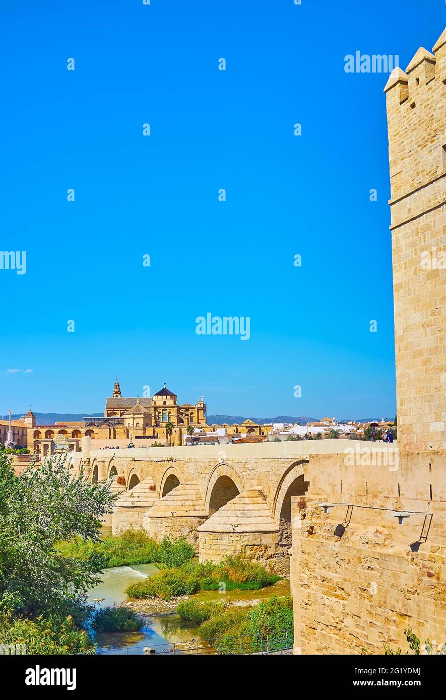 Der Blick auf die antike römische Steinbrücke und das monumentale Gebäude der Mezquita-Kathedrale (Moschee-Kathedrale) im Hintergrund, Cordoba, Spanien Stockfoto
