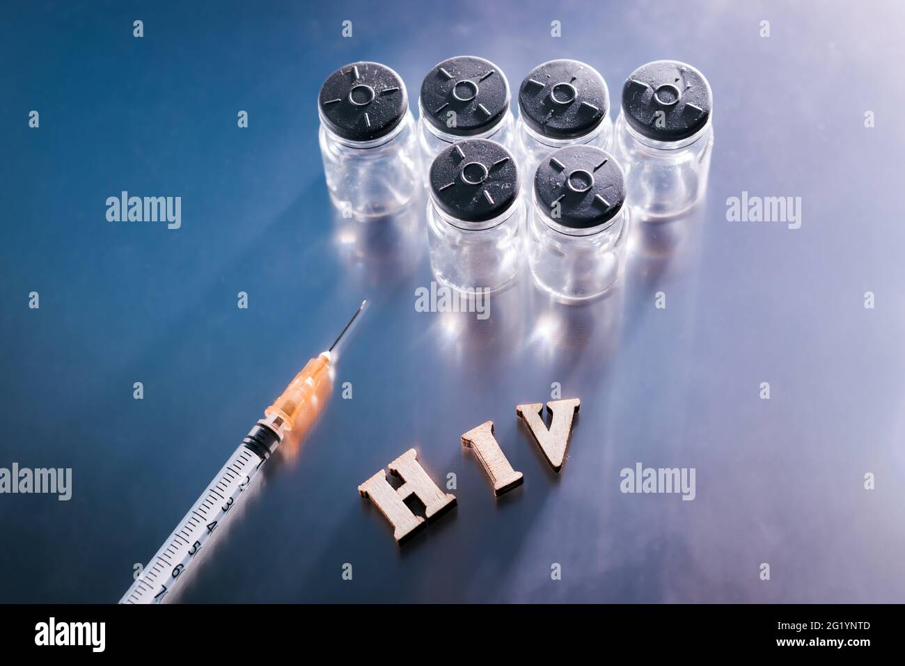 Fläschchen und Spritze mit Proben des neuen Impfstoffs gegen HIV, Human Immunodeficiency Virus. Stockfoto