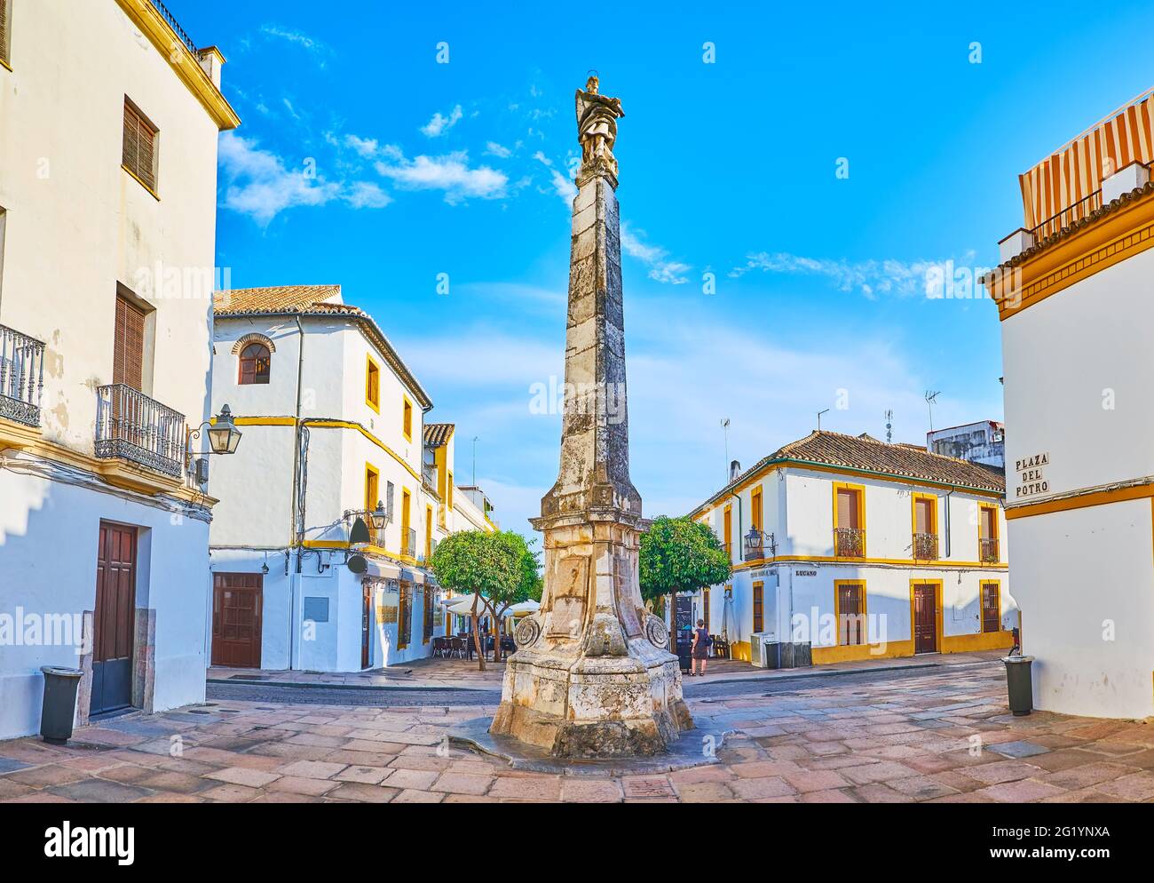 Der steinerne Triumph des San Rafael-Denkmals inmitten des historischen Potro-Platzes, Cordoba, Spanien Stockfoto