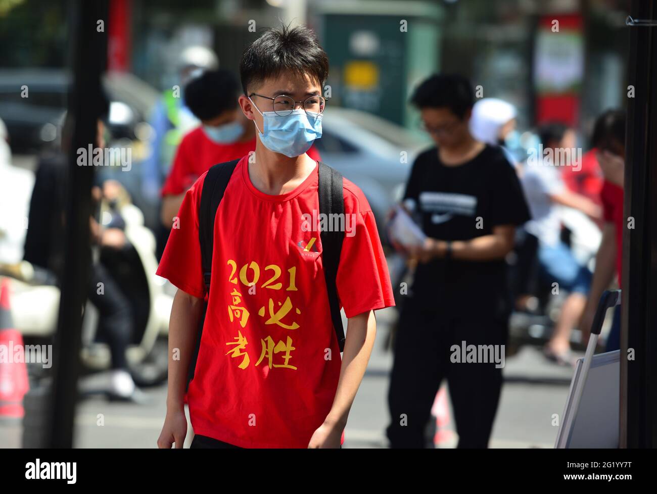 Ein Student mit einem roten T-Shirt, der in den Prüfungsraum ging, um an der Matheprüfung im Prüfungszentrum der Mittelschule Nr. 2 in Fuyang teilzunehmen. Die Aufnahmeprüfung für die chinesische Hochschule begann 2021. In diesem Jahr haben sich 10.78 Millionen Menschen für die Aufnahmeprüfung der nationalen Hochschule angemeldet, ein Rekordhoch. Stockfoto