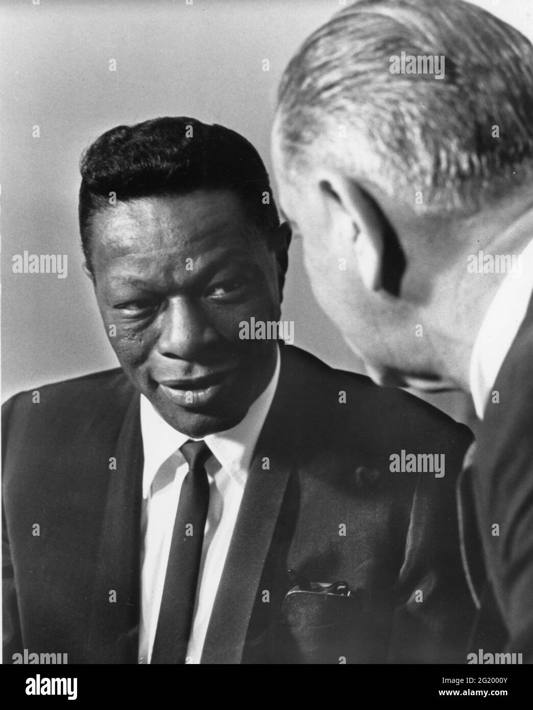 Der amerikanische Sänger und Pianist Nat King Cole (1919-1965) unterhält sich mit Präsident Lyndon B Johnson (1908-1973) während des Besuchs von Cole im Weißen Haus während eines kürzlichen Besuchs in Washington, DC, 9. 1964. (Foto von Yoichi Okamoto/White House Photo Collection/RBM Vintage Images) Stockfoto