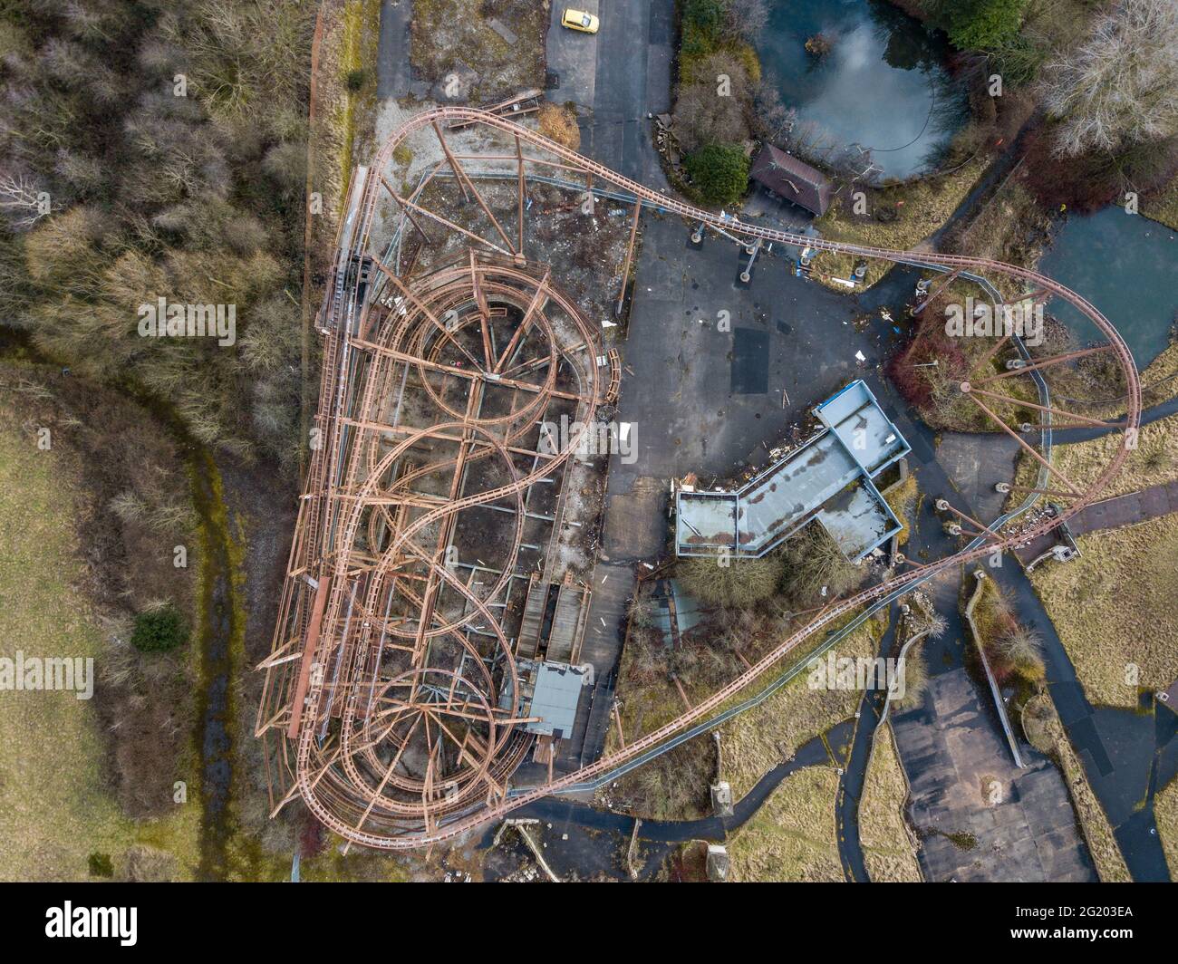 Die jetzt abgerissene Knightmare Achterbahn im jetzt geschlossenen Camelot Theme Park England von der Luftdrohne, Aerial Image Stockfoto