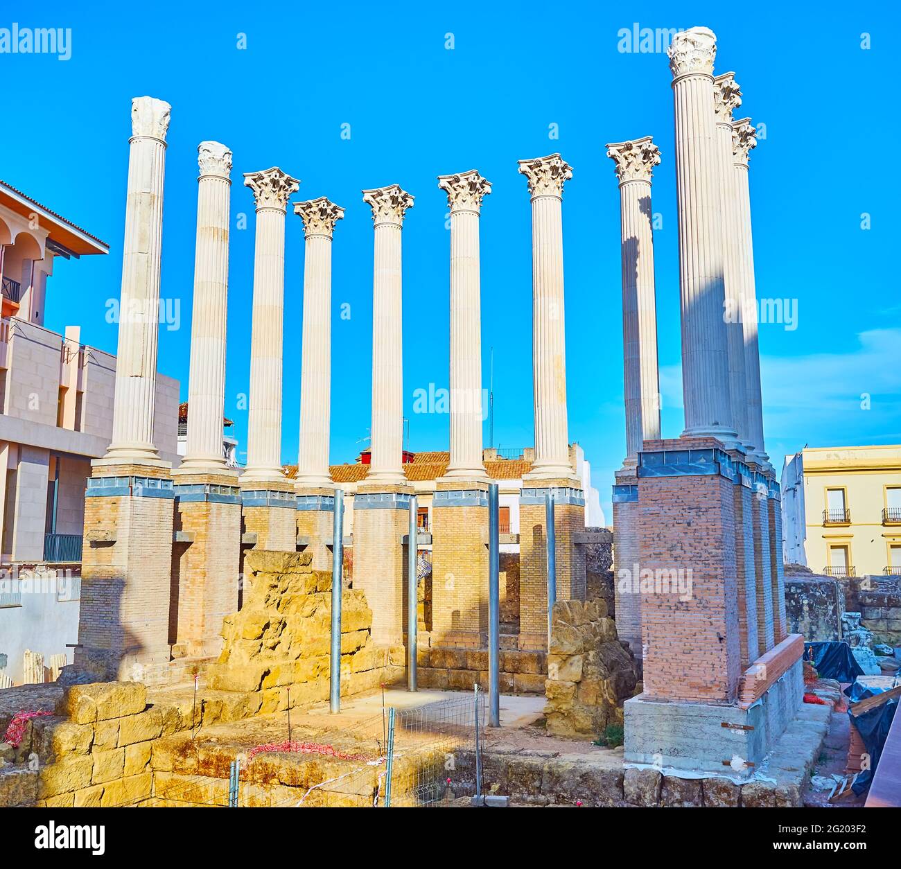 Die hohen weißen Säulen mit geschnitzten Kapitellen sind Details des alten römischen Tempels in der Altstadt von Cordoba, Spanien erhalten Stockfoto
