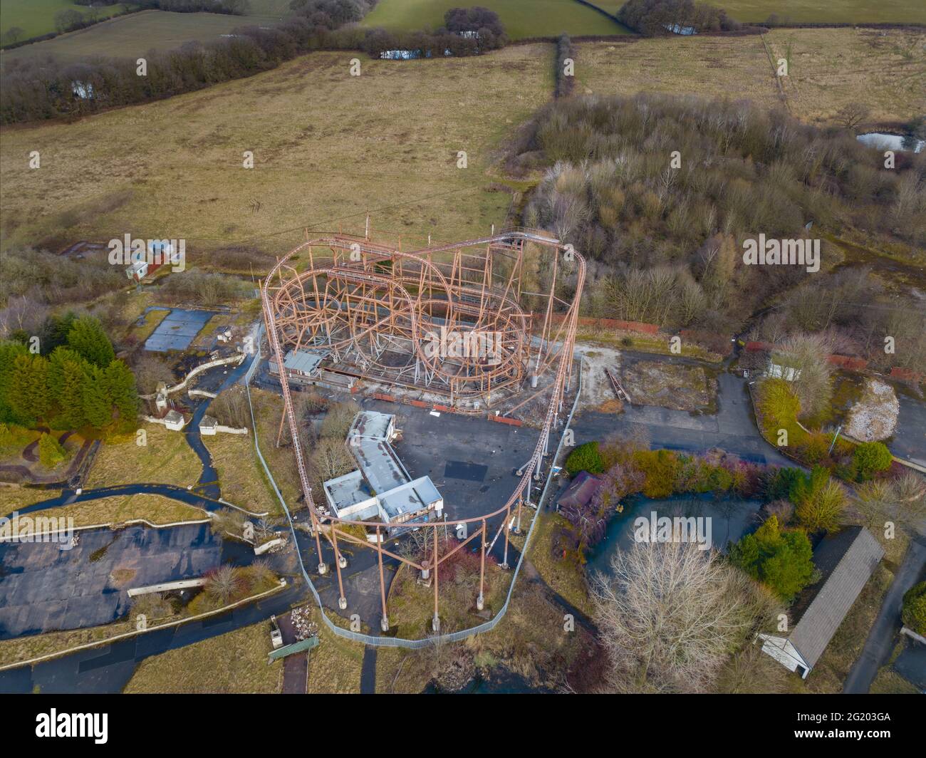 Die jetzt abgerissene Knightmare Achterbahn im jetzt geschlossenen Camelot Theme Park England von der Luftdrohne, Aerial Image Stockfoto