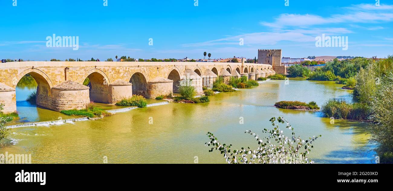 Panoramablick auf den Guadalquivir-Fluss mit der antiken gewölbten römischen Kalksteinbrücke (Puente Romano) und dem Calahorra-Turm im Hintergrund, Cordoba, Spanien Stockfoto