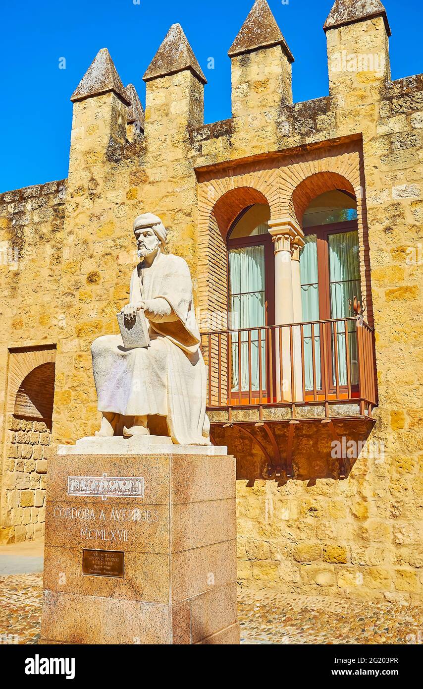 CORDOBA, SPANIEN - 30. SEPTEMBER 2019: Das Denkmal für Averooes (Ibn Rushd) vor der mittelalterlichen Stadtmauer in der Calle Cairuan, am 30. September Stockfoto