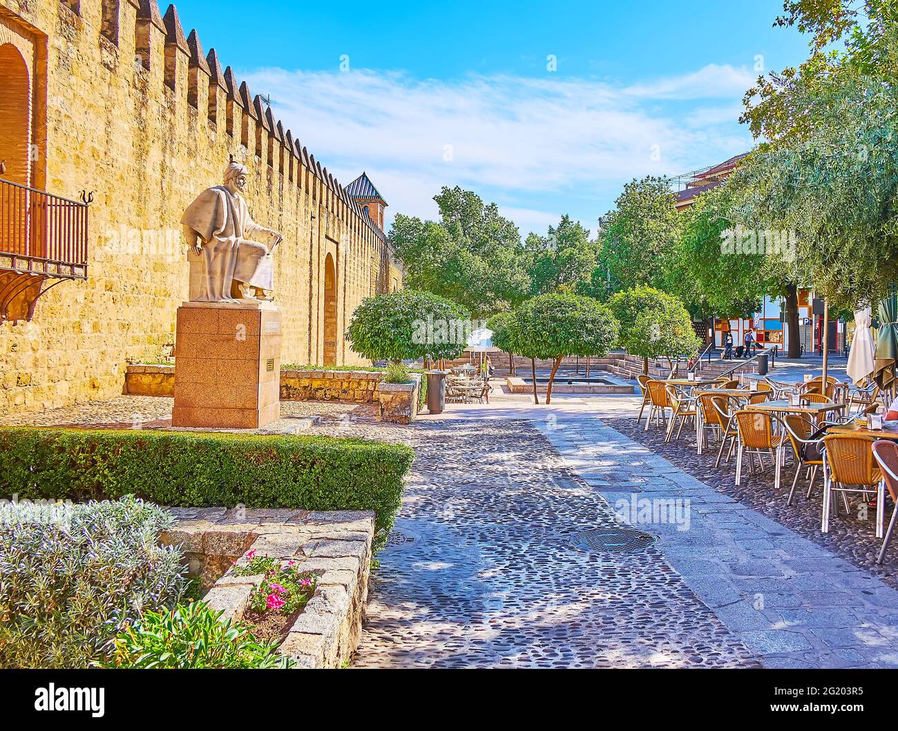 Der kleine topiary Park und das gemütliche Outdoor Cafe neben der Averooes (Ibn Rushd) Statue an der mittelalterlichen Stadtmauer in der Calle Cairuan Straße, Cordoba, Spanien Stockfoto