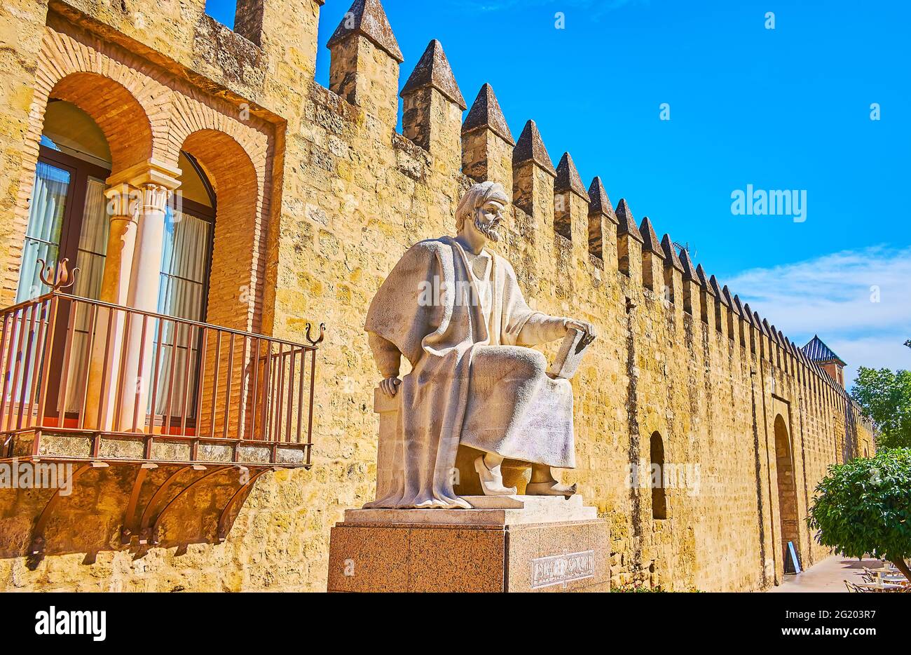 Das Steindenkmal für Averroes (Ibn Rushd) in der Altstadt gegen die Kalksteinmauer, Calle Cairuan, Cordoba, Spanien Stockfoto