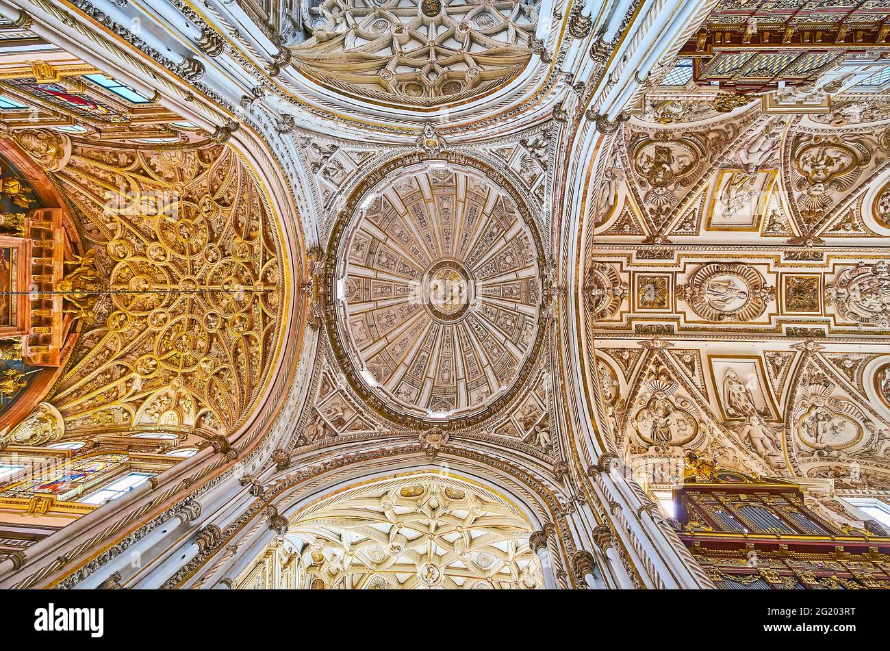 CORDOBA, SPANIEN - SEP 30, 2019: Die Hauptkuppel und das Gewölbe der Capilla Mayor (Hauptkapelle) von Mezquita-Kathedrale mit gotischen Schnitzereien, Stuckverzierungen und p Stockfoto