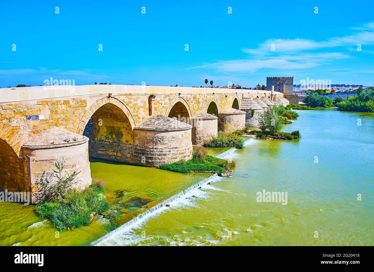 Genießen Sie den Fluss Guadalquivir mit Blick auf die antike römische Brücke und den Calahorra-Turm im Hintergrund, Cordoba, Spanien Stockfoto
