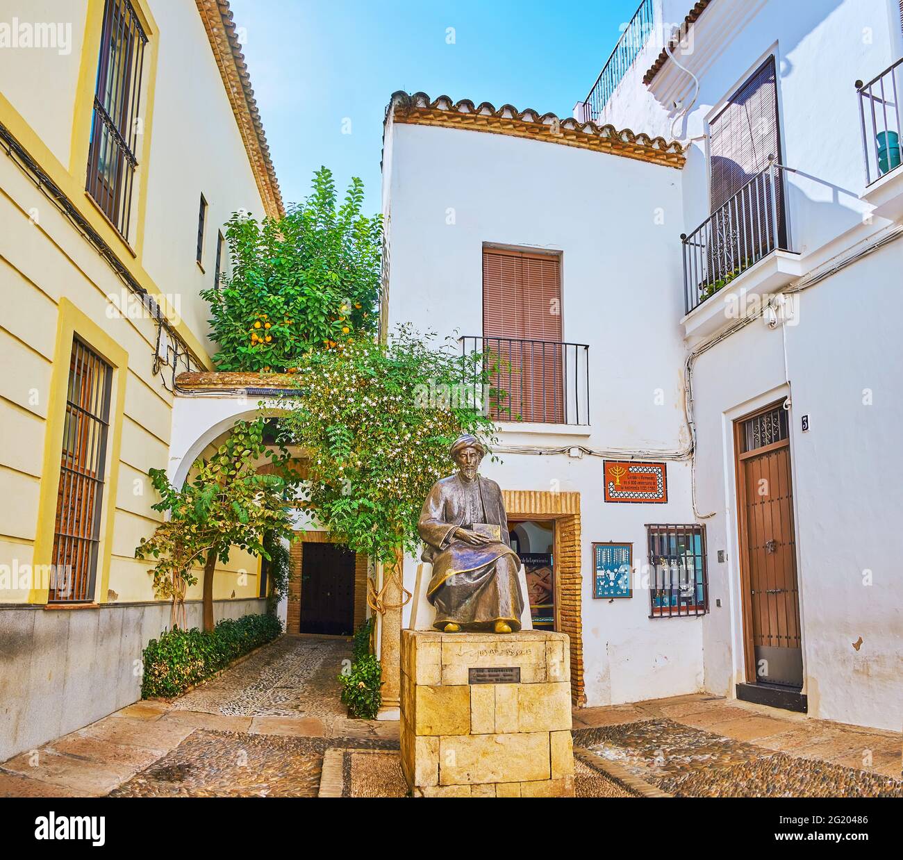 CORDOBA, SPANIEN - 30. SEPTEMBER 2019: Das Denkmal für Maimonides (Philosoph und Arzt), befindet sich auf dem Tiberiades Platz in Juderia, am 30. September in Stockfoto