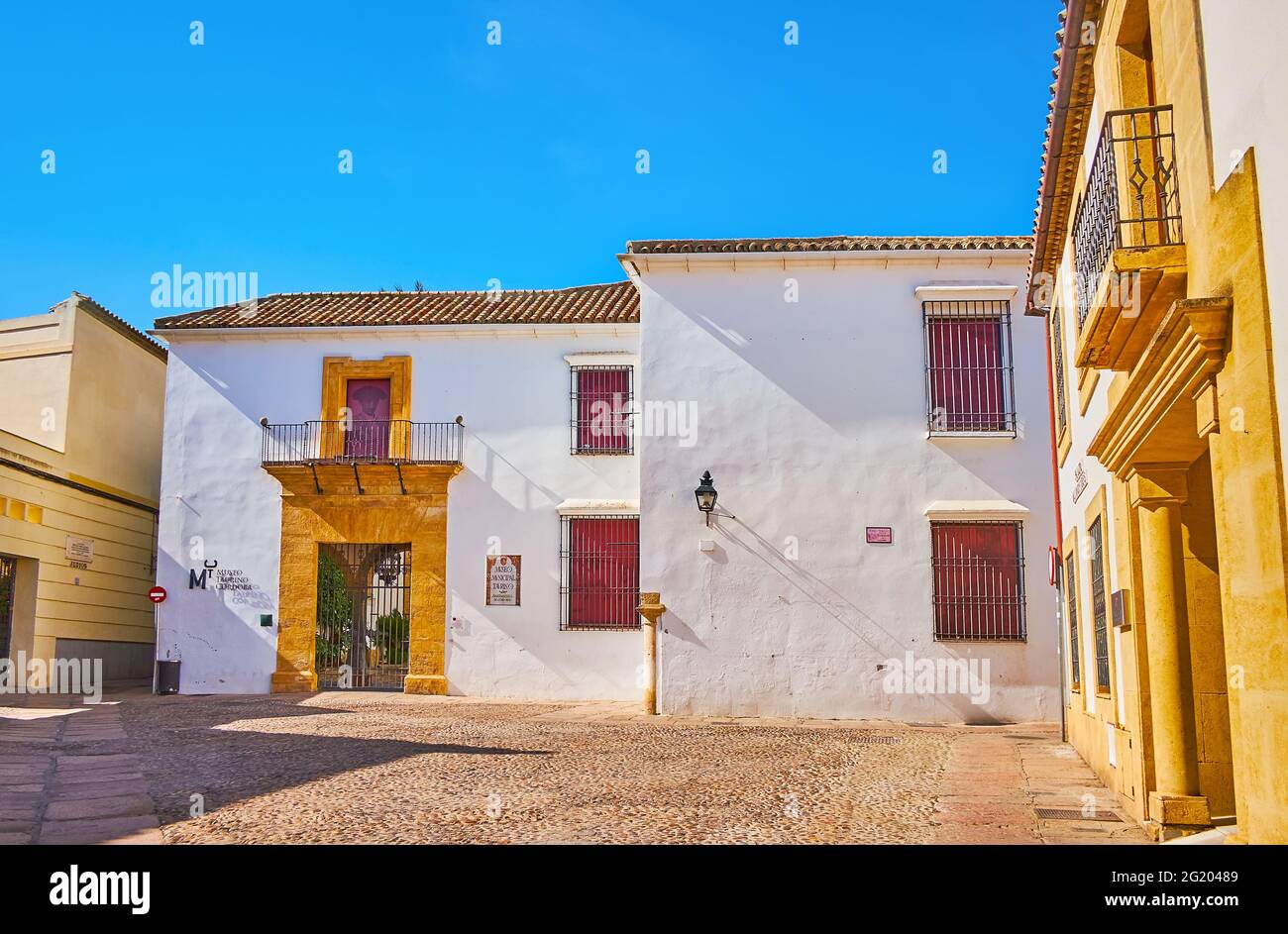 CORDOBA, SPANIEN - 30. SEPTEMBER 2019: Die bescheidene Architektur des Maimonides Squaure mit Blick auf das Stierkampfmuseum (Museo Taurino), in der Casa untergebracht Stockfoto