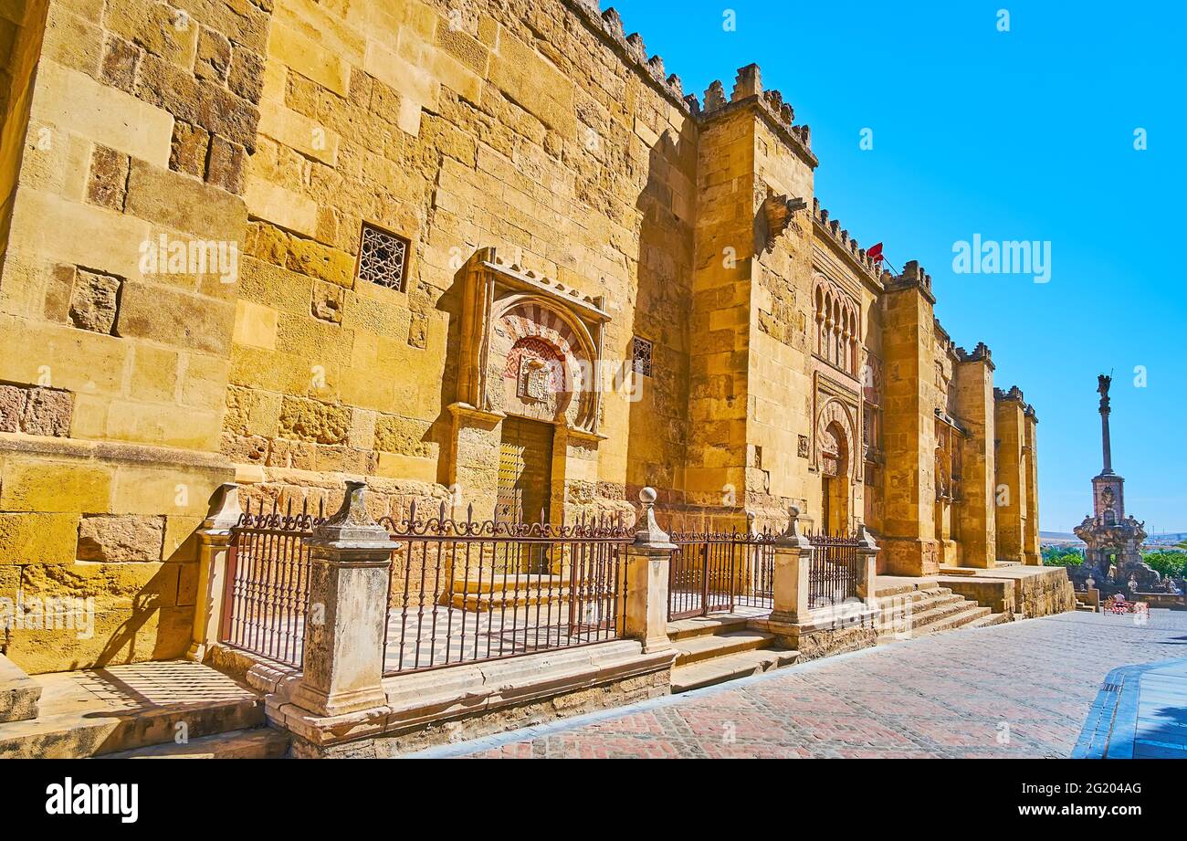Der Wall von Mezquita mit Puerta von San Miguel und Puerta del Espiritu Santo Tore, das Denkmal des Triumphes von San Rafael ist im Hintergrund zu sehen, Co Stockfoto