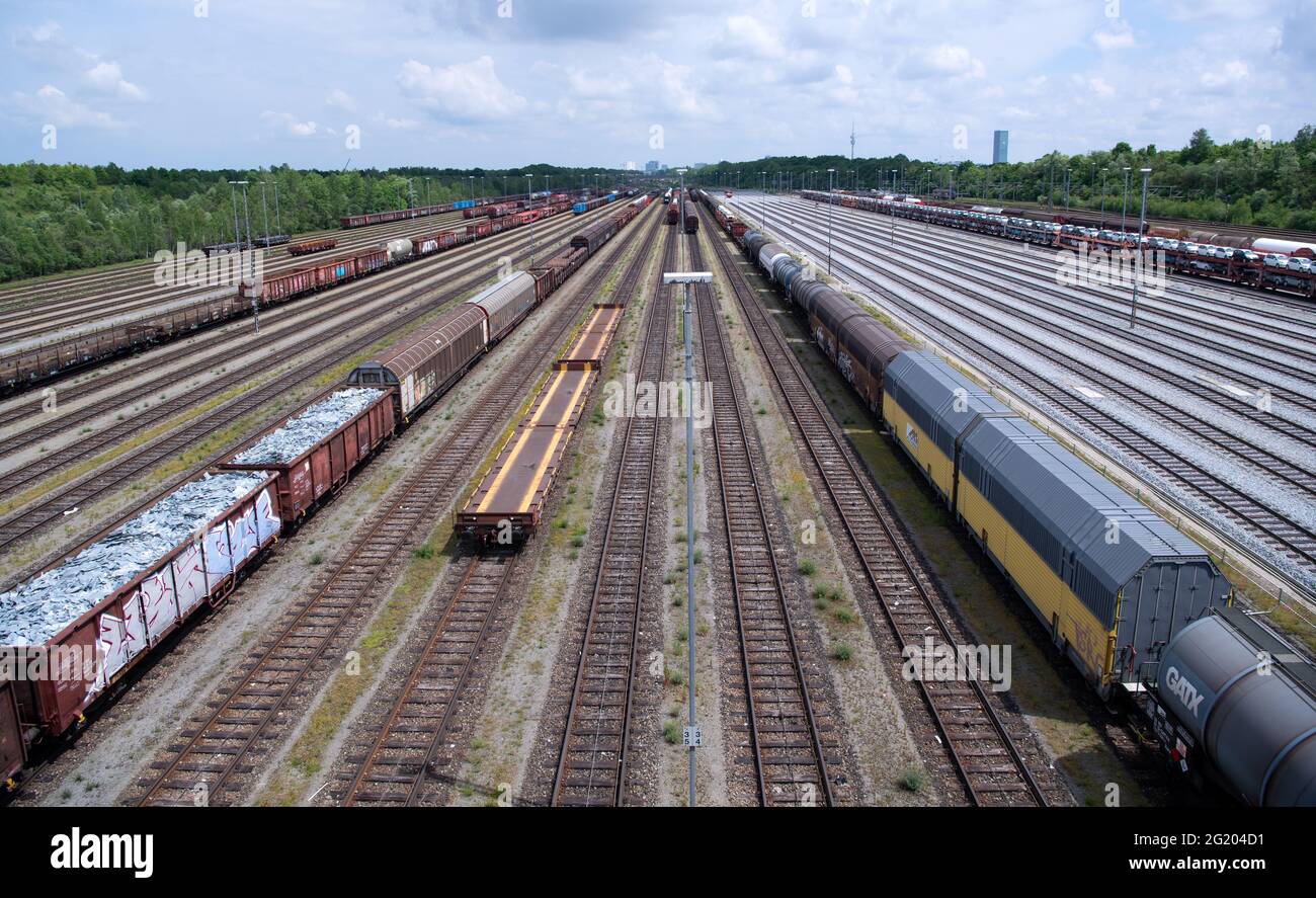 07. Juni 2021, Bayern, München: Güterzüge stehen auf den Gleisen auf dem Rangierbahnhof München-Nord. Der 'digitale Rangierbahnhof' wurde bei einer Medienveranstaltung vorgestellt. Um mehr Güter auf die Schiene zu bringen, sollen die Züge künftig schneller und mit weniger Personal zusammengelegt werden. Foto: Sven Hoppe/dpa Stockfoto