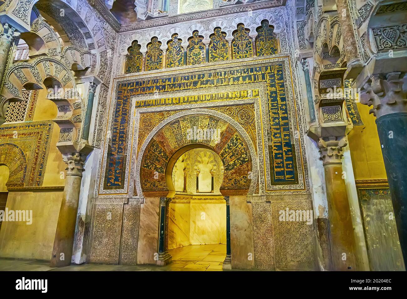 CORDOBA, SPANIEN - SEP 30, 2019: Das kunstvolle Mihrab in der Maqsura (Caliphs- oder Emir-Gebetszone) von Mezquita mit Mosaiken, Kufic-Skriptinschriften, bli Stockfoto