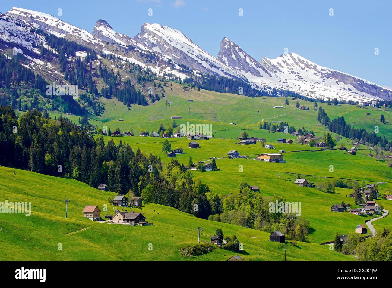 Churfirsten und im Thurtal von der Straße 16, Wildhaus, Kanton St. Gallen, Schweiz aus gesehen. Stockfoto