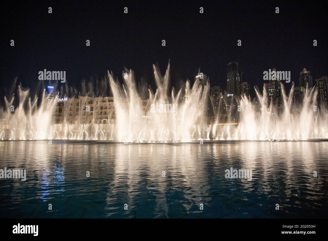 Die spektakulären Springbrunnen in der Dubai Mall, Dubai, VAE, 30.11.2018 Stockfoto
