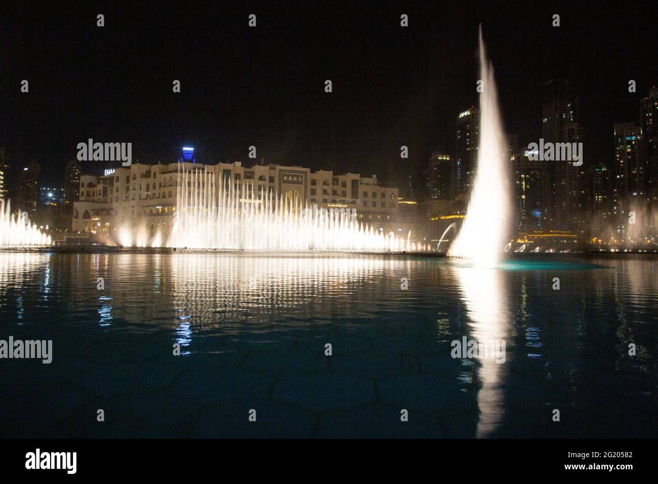 Die spektakulären Springbrunnen in der Dubai Mall, Dubai, VAE, 30.11.2018 Stockfoto