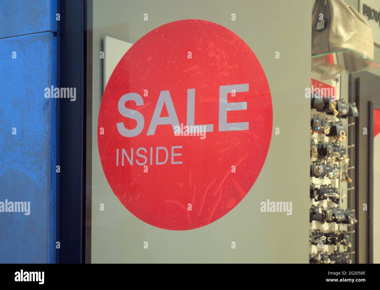 Verkauf Zeichen in Mode Accessoires Schaufenster Stockfoto