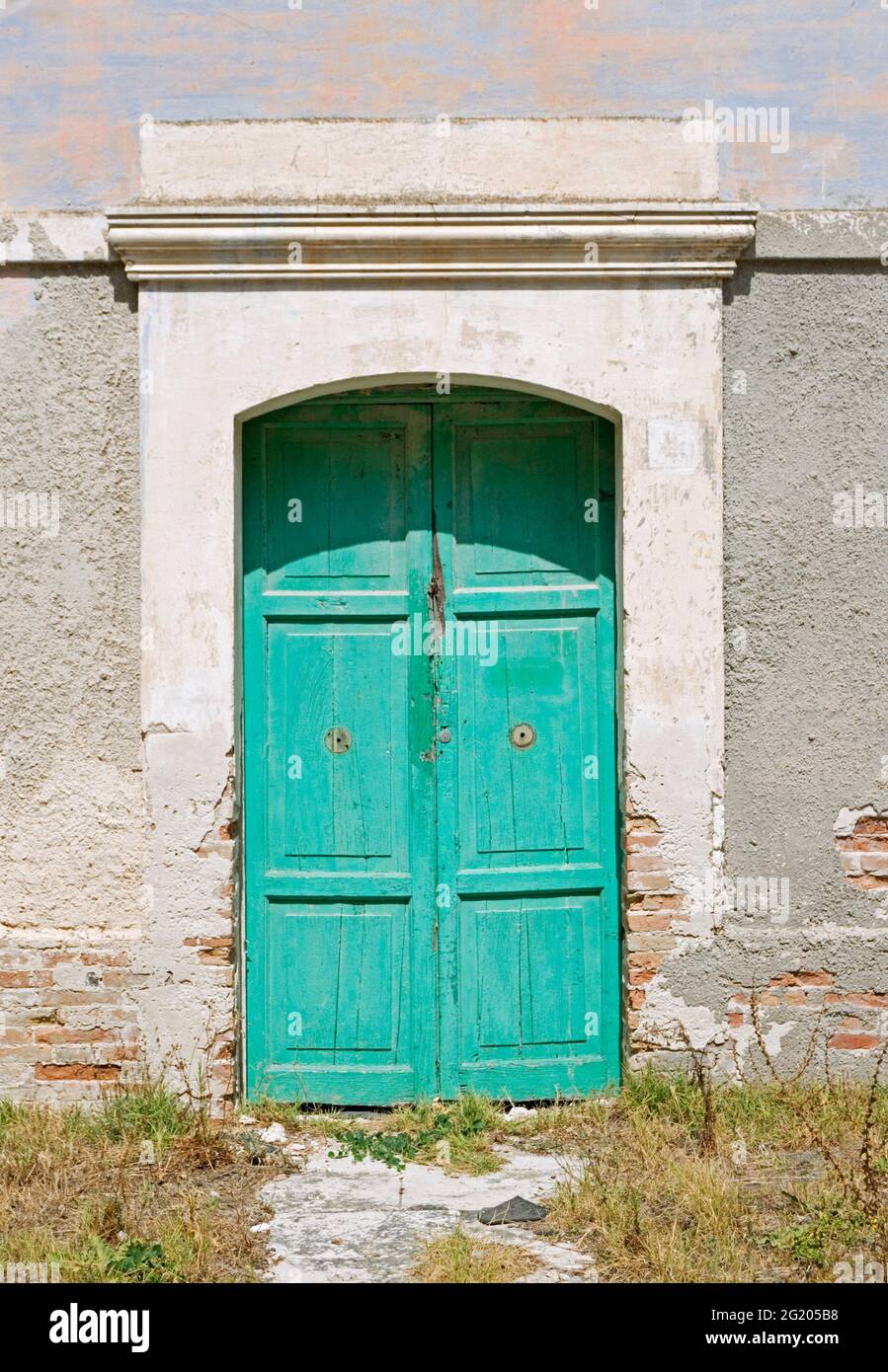 Grüne Tür eines verlassenen alten Gebäudes Stockfoto