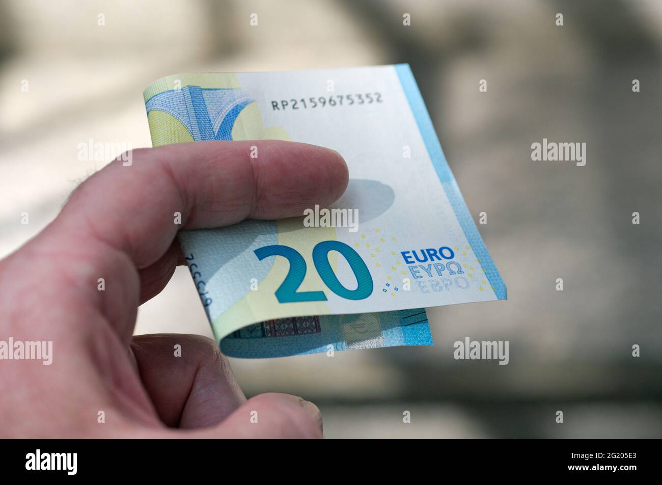 20 Euro Banknote in der Hand Stockfoto