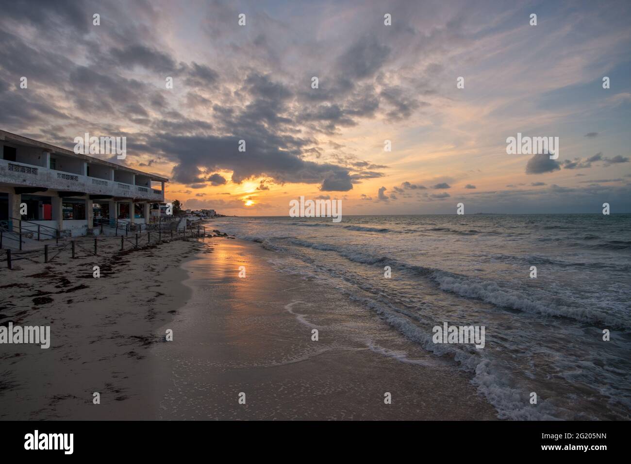 Dramatischer Sonnenuntergang am Strand am Golf von Mexiko Stockfoto