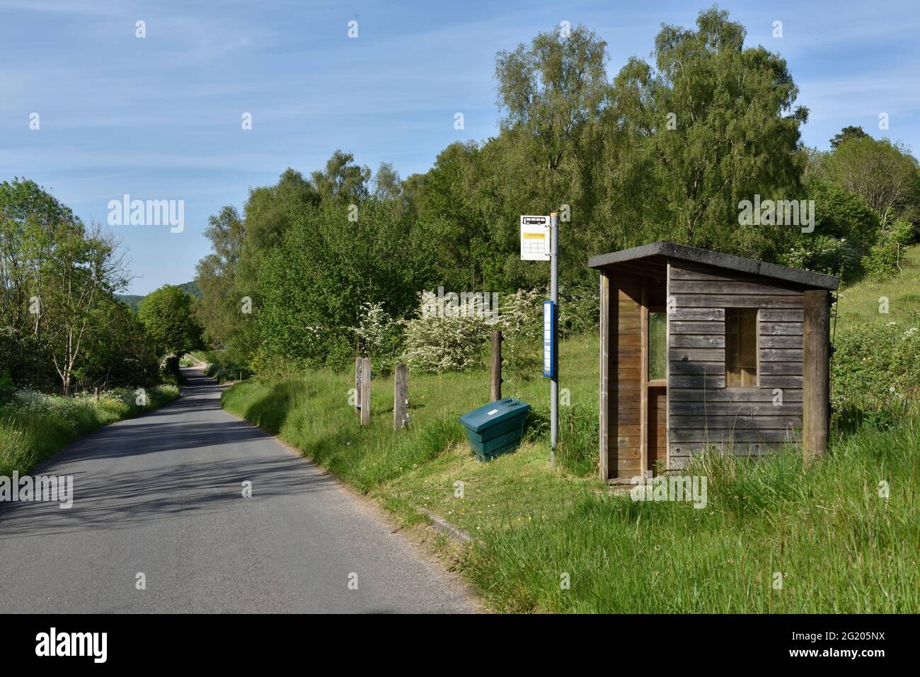 Ländliche Bushaltestelle „Bulls Cross“ auf der Landstraße in der Nähe von Painswick, Stroud, Gloucestershire, Großbritannien Stockfoto