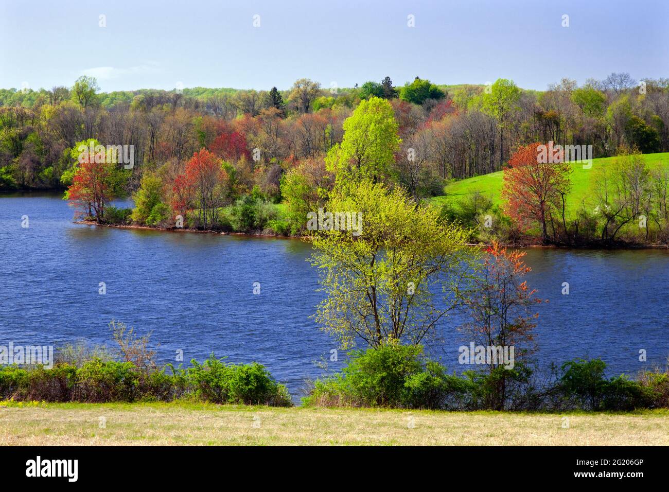 Der 535 Hektar große Marsh Creek Lake im Frühjahr ist die Hauptattraktion im Marsh Creek State Park, Pennsylvania Stockfoto