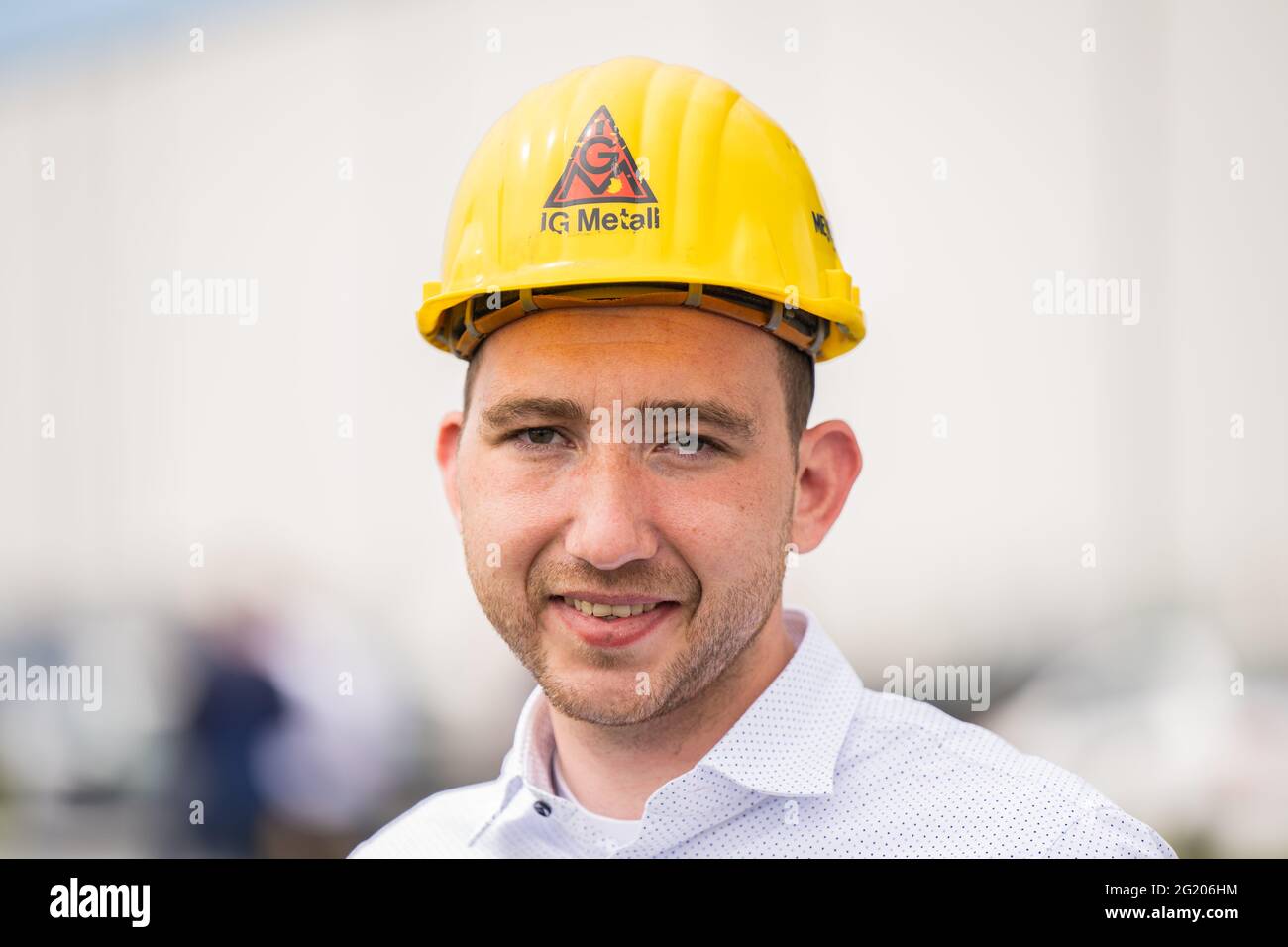 Papenburg, Deutschland. Juni 2021. Nico Bloem, Betriebsratsvorsitzender der Meyer  Werft, schaut in die Kamera, um ein Porträt zu machen. Der betriebsrat  hatte die Personalversammlung im Streit um Stellenabbau beim  Kreuzfahrtbauer gefordert. Deutschlands