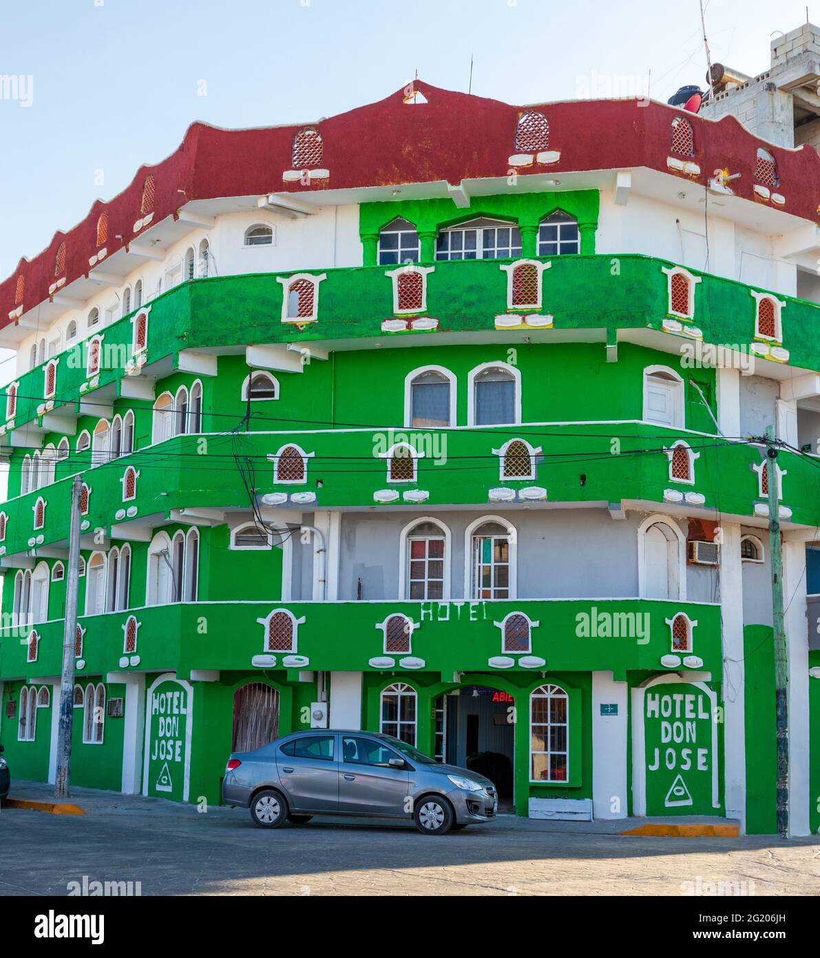 Altes grünes Hotel von außen. Traditionelles Design an einer Straßenecke. Stockfoto