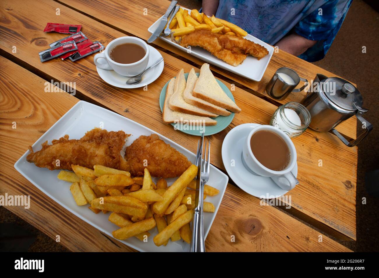 Fish and Chips Lunch in Dunwich Beach, Suffolk UK, Juni 2021 Stockfoto