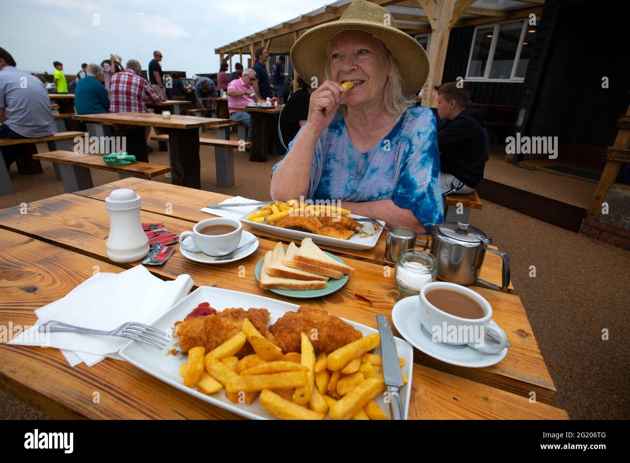 Fish and Chips Lunch in Dunwich Beach, Suffolk UK, Juni 2021 Stockfoto