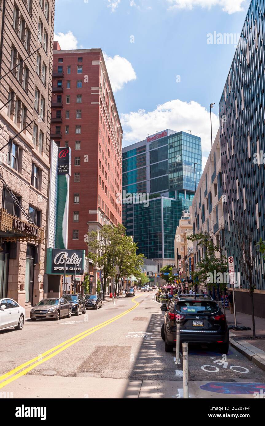 Geparkte Autos und Gebäude an der 6. Straße in der Innenstadt von Pittsburgh, Pennsylvania, USA Stockfoto