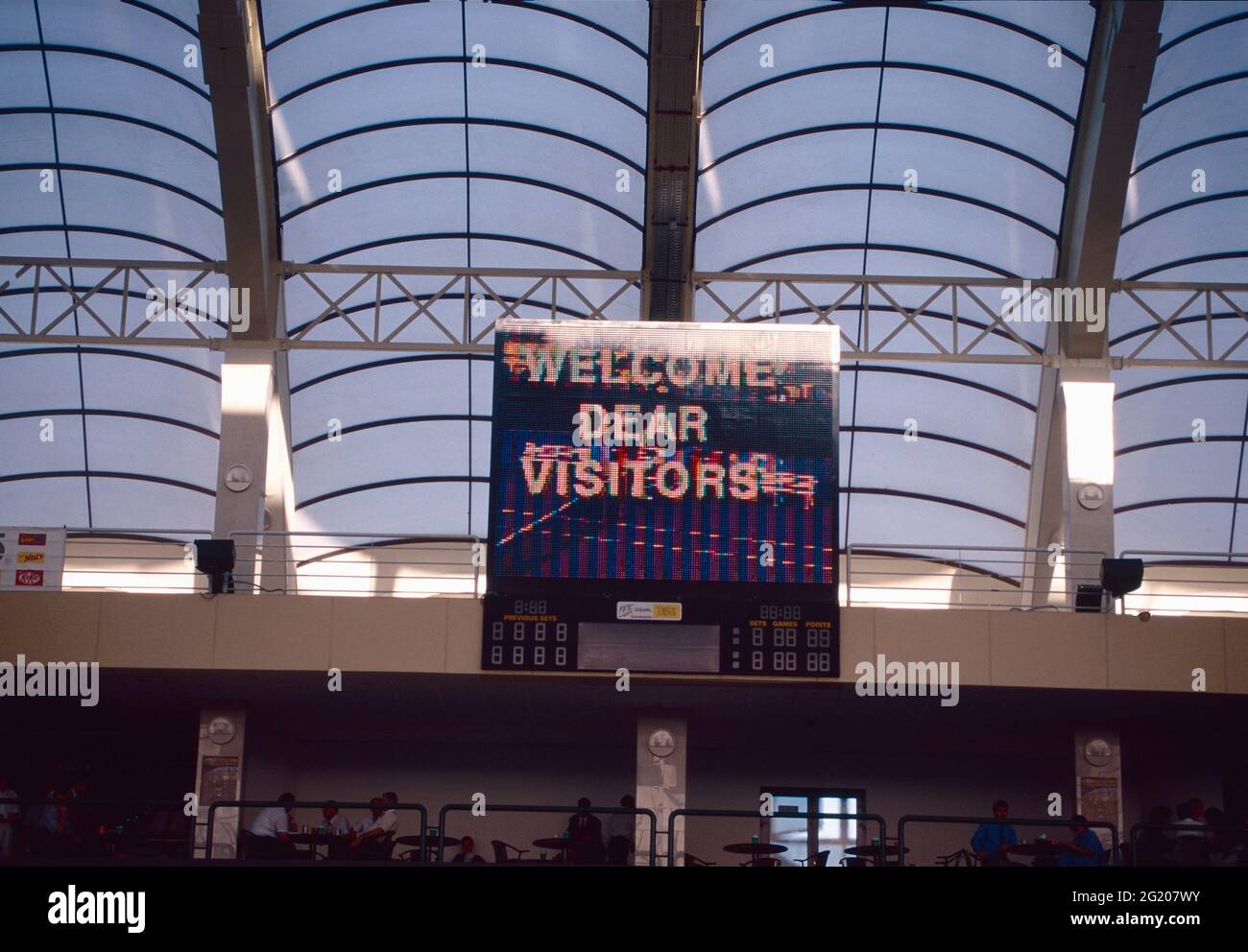 Im Inneren des Tennisstadions das Schild Willkommen Liebe Besucher Stockfoto
