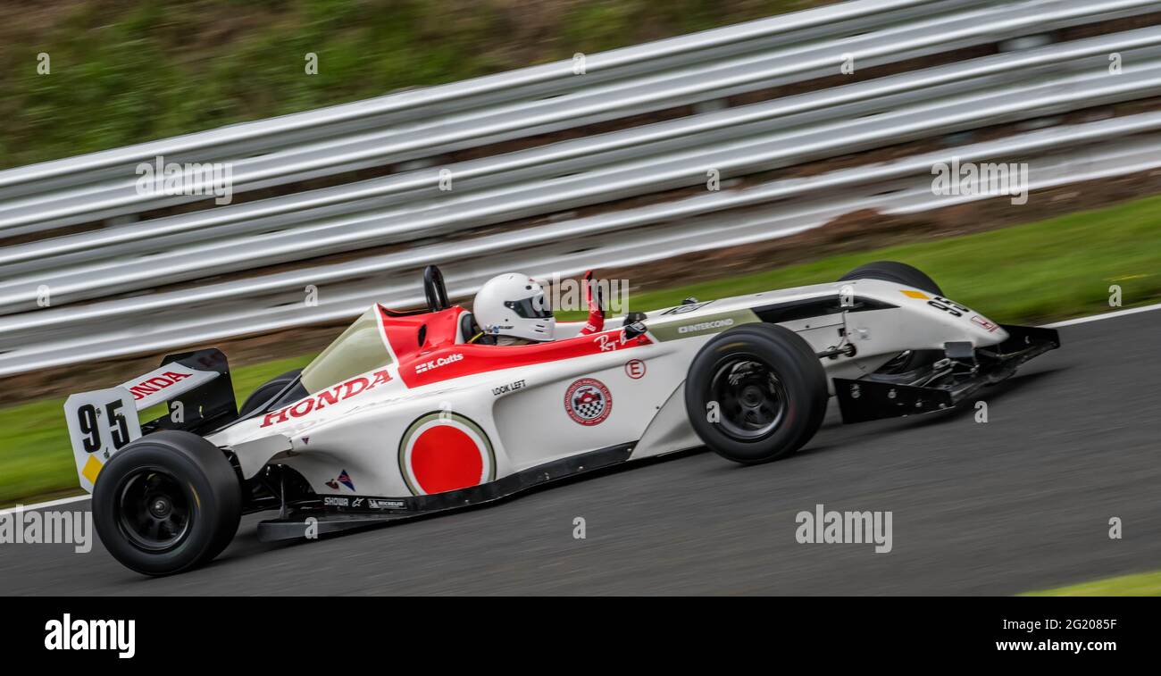 Einzelsitzer, Honda, Pick-up und Sportwagen-Rennen auf dem Oulton Park Raceway Motorsports Track, der Rennstrecke von Keshire Stockfoto