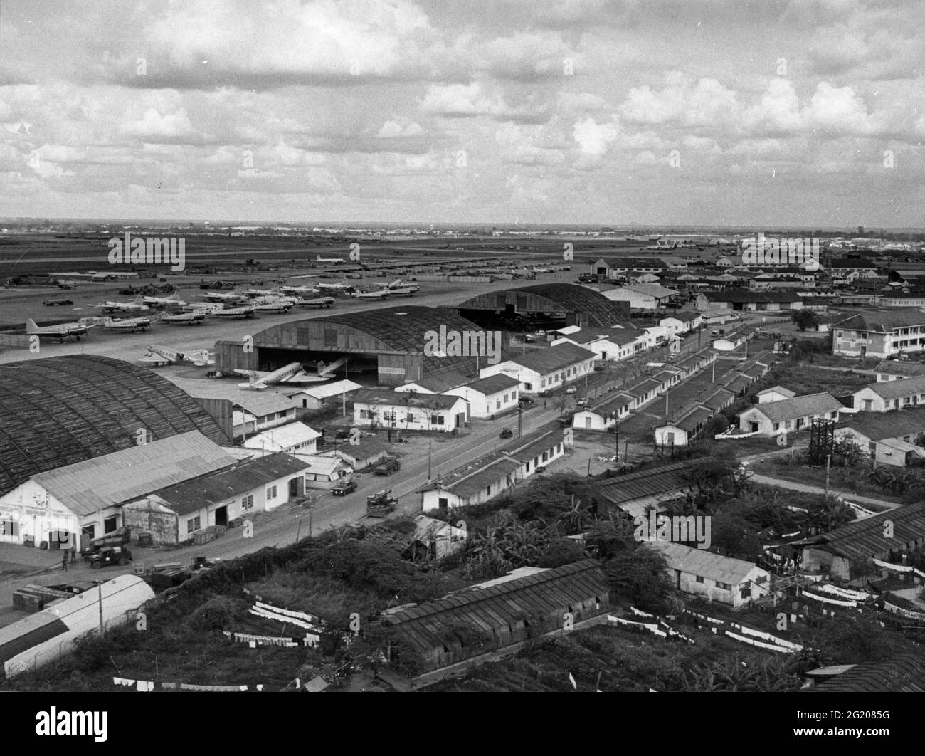 Erhöhte Ansicht von Hangars, Flightline und Start- und Landebahnen des Luftwaffenstützpunktes Bien Hoa, Bien Hoa, Südvietnam, 12/7/1966. (Foto von US Air Force/RBM Vintage Pictures) Stockfoto