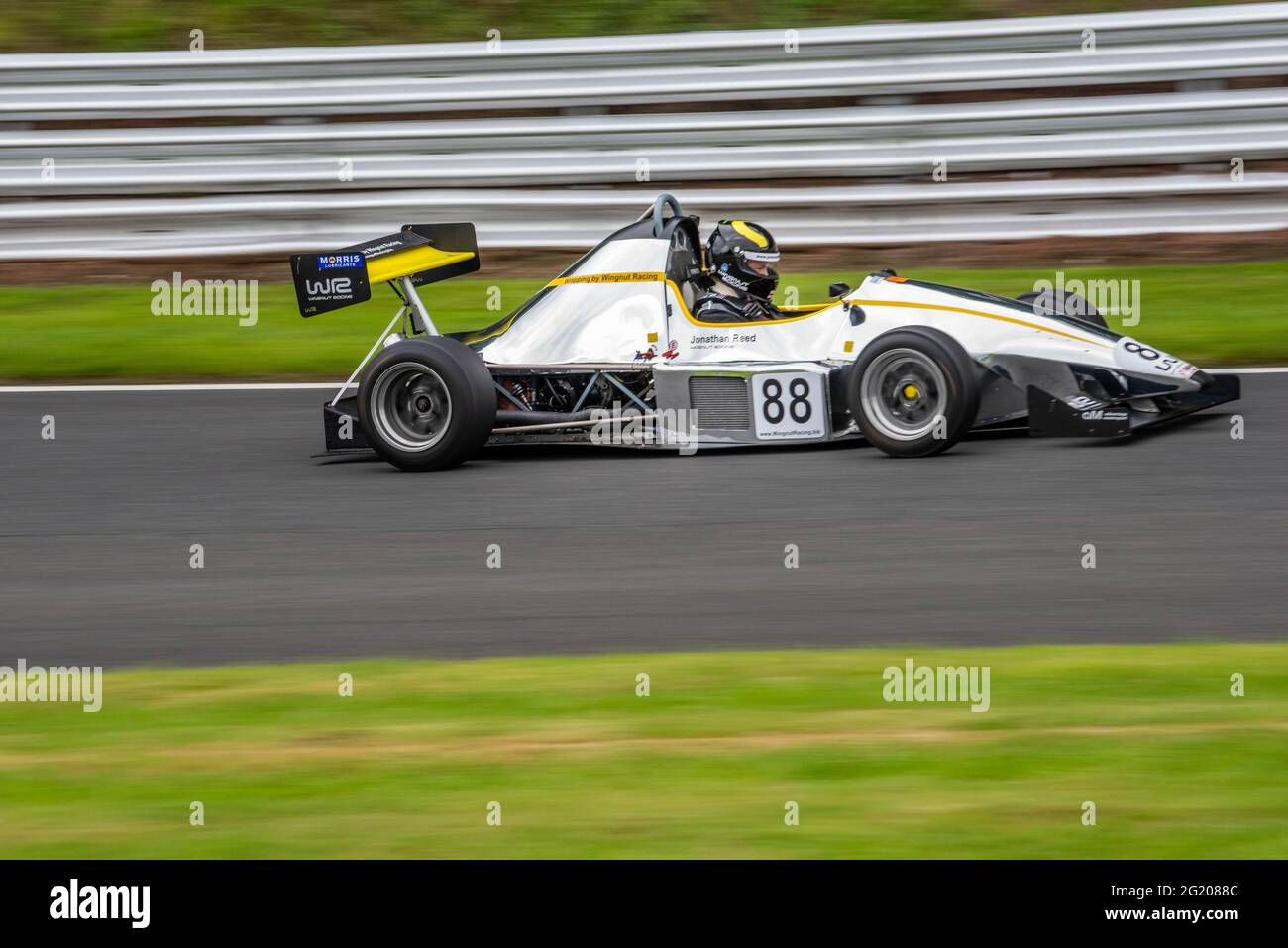 Einzelsitzer, Honda, Pick-up und Sportwagen-Rennen auf dem Oulton Park Raceway Motorsports Track, der Rennstrecke von Keshire Stockfoto
