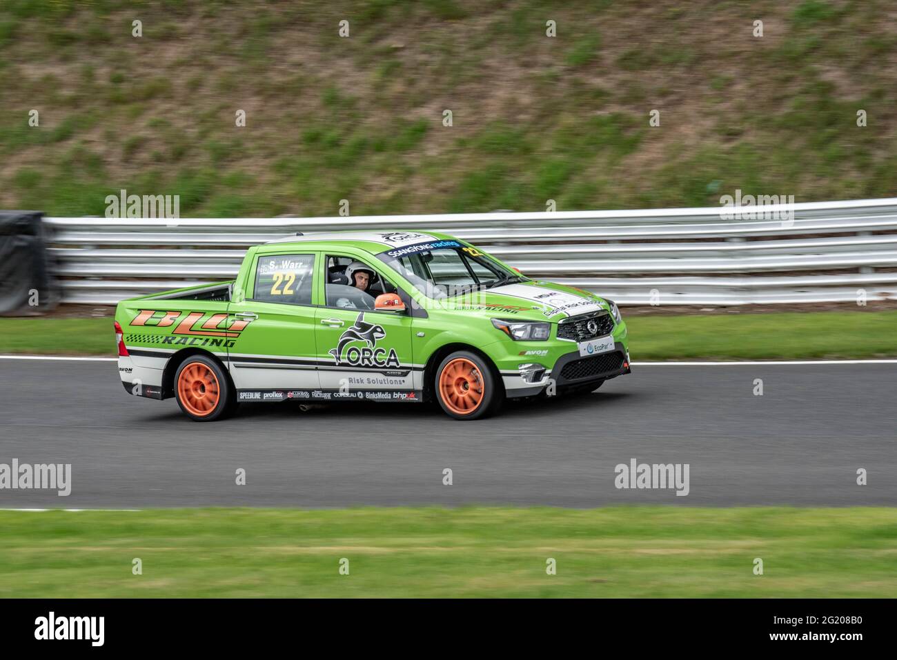 Einzelsitzer, Honda, Pick-up und Sportwagen-Rennen auf dem Oulton Park Raceway Motorsports Track, der Rennstrecke von Keshire Stockfoto