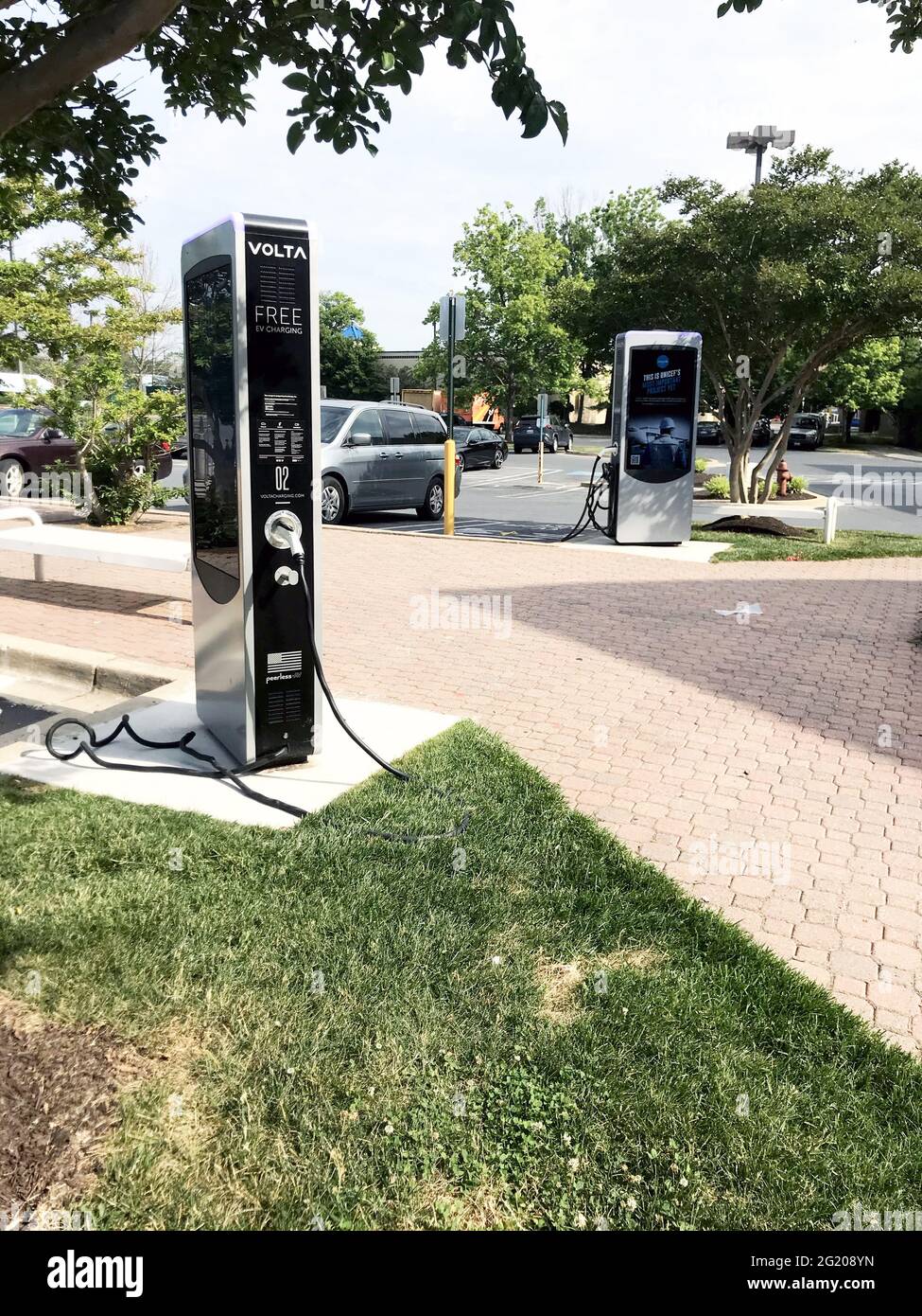 Kostenlose Ladestation für Elektroautos auf dem Parkplatz eines Giant Food Store in Rockville, Maryland, am Montag, den 7. Juni 2021. Das von Volta Charging, LLC entwickelte Konzept ist der Aufbau eines Netzwerks von werbergestützten Ladestationen auf den Parkplätzen prominenter Händler, um bis zu zwei Stunden Ladezeiten für Autos wie den Tesla, den Chevy Bolt EV und den Hyundai Kona Electric bereitzustellen. Foto von Ron Sachs/CNP/ABACAPRESS.COM Stockfoto