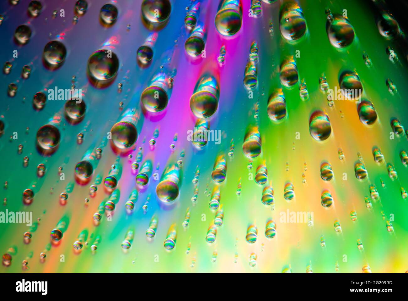 Wassertropfen auf einem farbigen Hintergrund Stockfoto