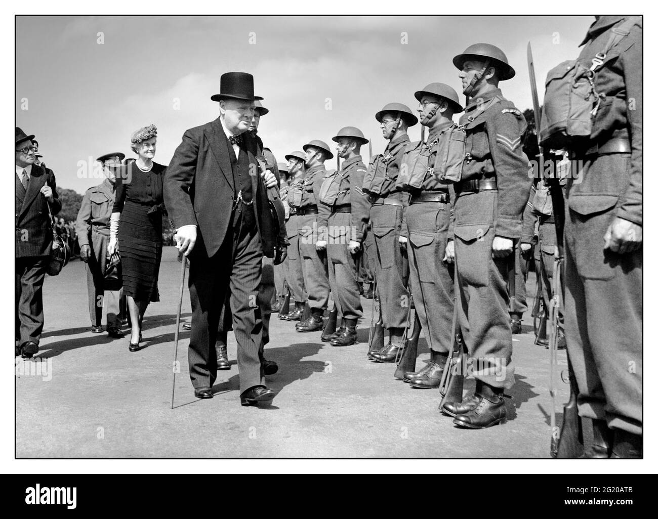 Home Guard Premierminister Winston Churchill inspiziert die Zivilverteidigung der britischen Home Guard Army im Hyde Park, London Zweiter Weltkrieg Juli 1941 Großbritannien Stockfoto