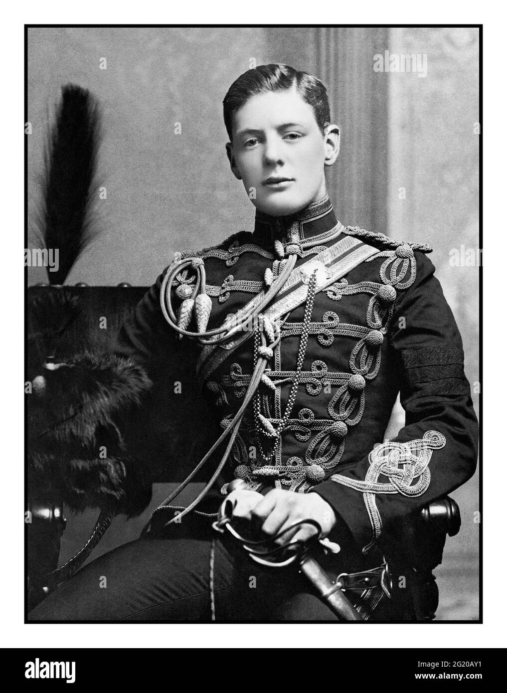 WINSTON CHURCHILL 1890, 2. Lieutenant Winston Churchill der 4. Queen's Own Hussars im Jahr 1895. Formales Porträt in Uniform Stockfoto