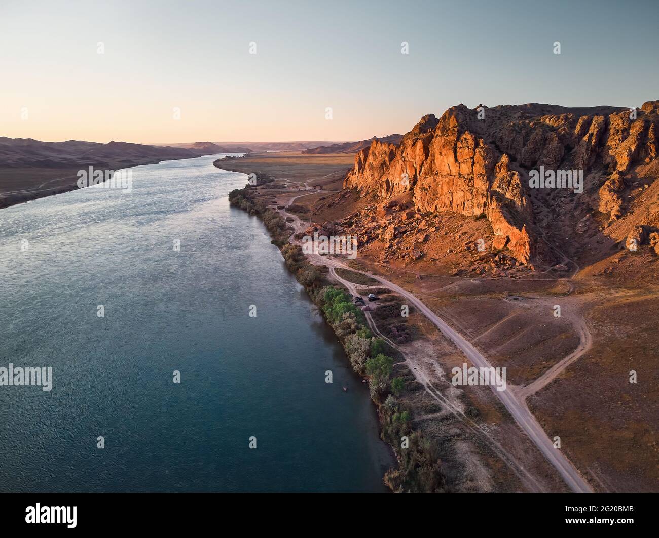Luftdrohnenaufnahme des Flusses Ili und Wüstenfelsen im Nationalpark in Kasachstan, Zentralasien Stockfoto