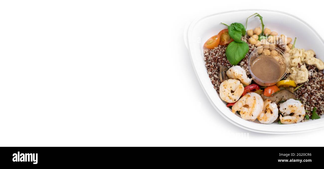 Salat mit Garnelen, warmem gegrilltem Gemüse, Quinoa, Kichererbsen, Tomaten und Hummus. Essen zum Mitnehmen. Ausgewogenes Mittagessen. Stockfoto