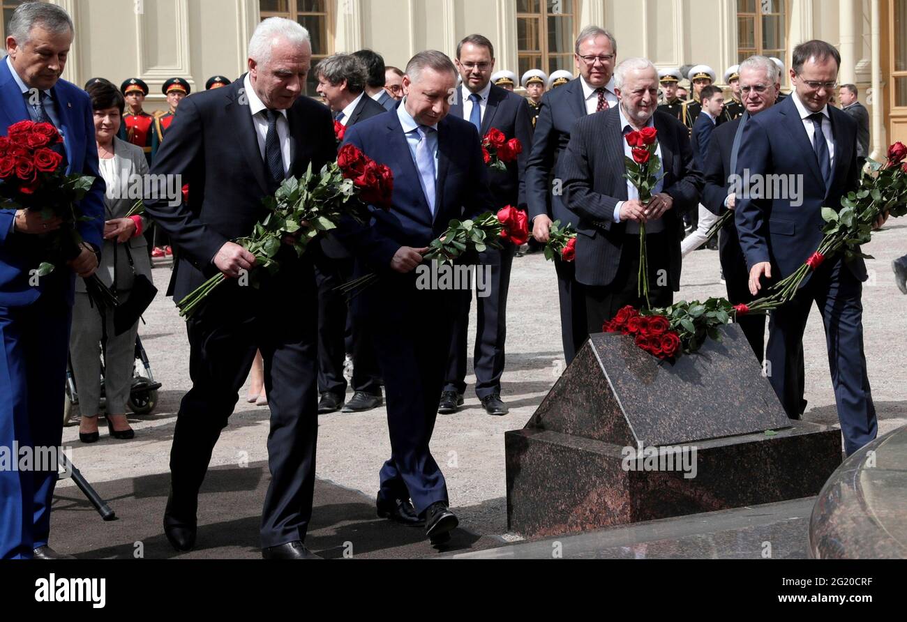Der Gouverneur von St. Petersburg Alexander Beglov, zweite links, und der russische Präsident Aide Vladimir Medinsky, rechts, platzieren Blumen während einer Zeremonie, um ein Denkmal für Kaiser Alexander III von Russland am 5. Juni 2021 in Gatchina, Leningrad Region, Russland zu enthüllen. Stockfoto