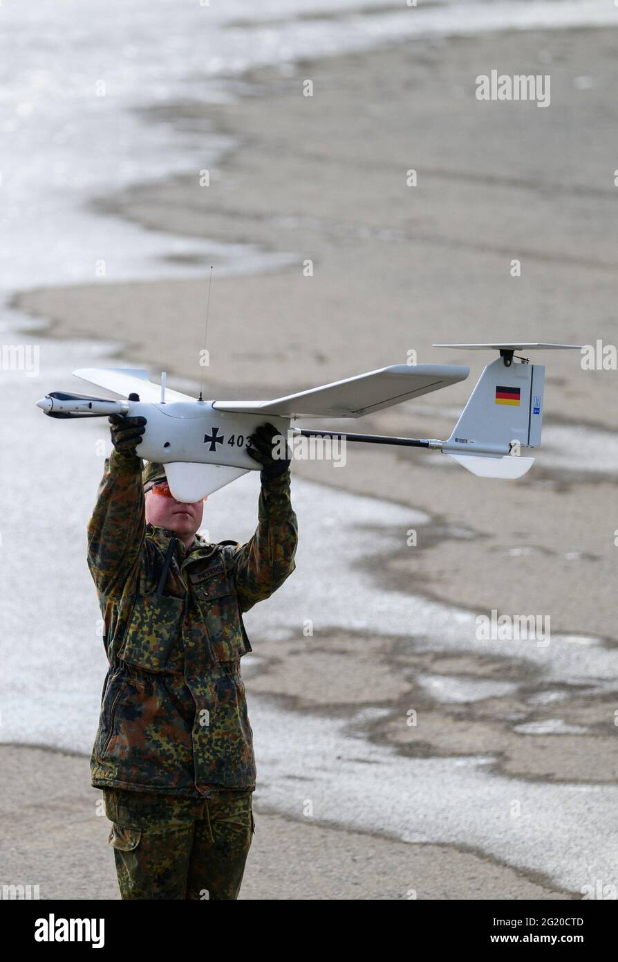 Münster, Deutschland. Juni 2021. Ein Soldat der Bundeswehr hält die Aladin-Aufklärungsdrohne in seinen Händen. Quelle: Philipp Schulze/dpa/Alamy Live News Stockfoto