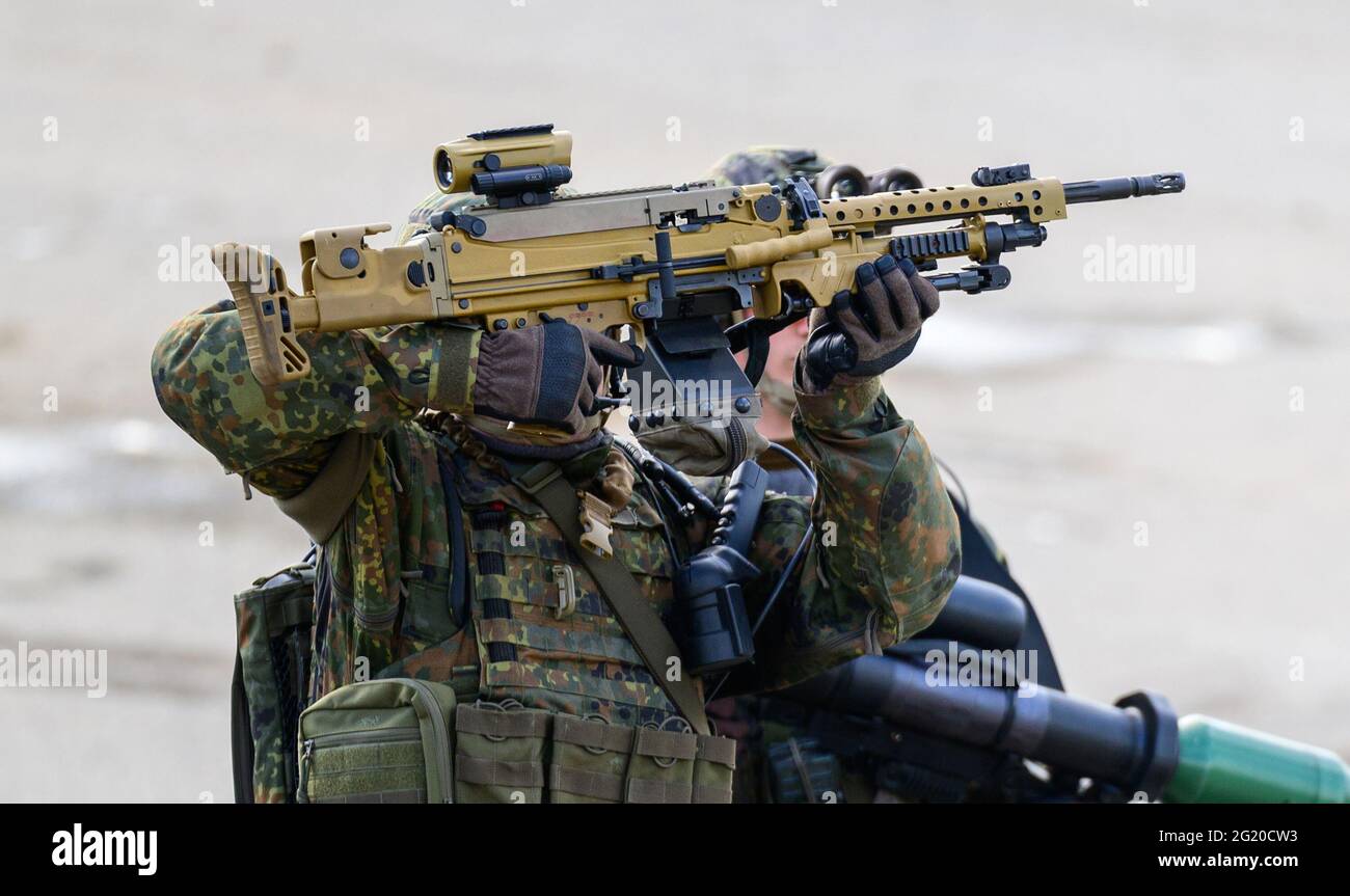 Münster, Deutschland. Juni 2021. Ein Soldat der Bundeswehr hält während  einer Kampfdemonstration ein MG5-Maschinengewehr in der Luft. Quelle:  Philipp Schulze/dpa/Alamy Live News Stockfotografie - Alamy