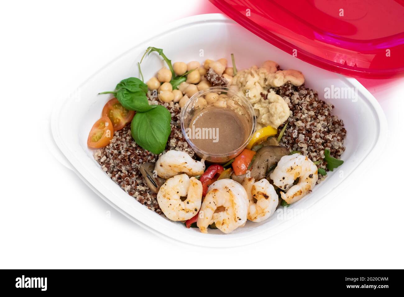 Salat mit Garnelen, warmem gegrilltem Gemüse, Quinoa, Kichererbsen, Tomaten und Hummus. Essen zum Mitnehmen. Ausgewogenes Mittagessen. Stockfoto